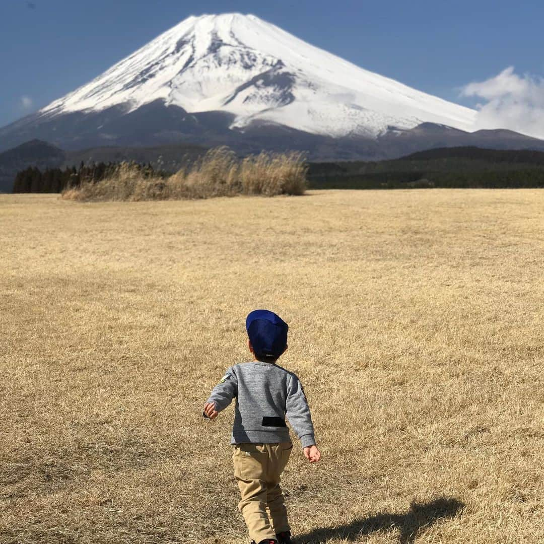 所英男さんのインスタグラム写真 - (所英男Instagram)「富士山と叶大。数うちゃ当たる殺法で写真撮りまくりました！富士山がバックだと、なんでも絵になります！^_^」2月26日 0時18分 - tokorohideo