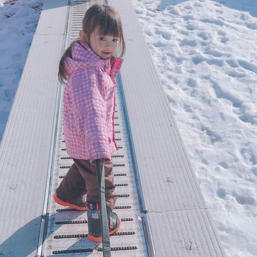 kaorinさんのインスタグラム写真 - (kaorinInstagram)「昨日は家族で #めいほうスキー場 へ行ってきました♡ ・ 上の子2人の塾や部活、習い事でなかなか合う日がなくて1日しか予定が合わせられなかったけど、名古屋から車で約2時間ほどで行けるので日帰りで行ってくる事が出来ました✨ ・ 末っ子ははじめての雪山❄️ ・ 雪が見えると、 ゆきーーーー♡ とすごく嬉しそうにはしゃいでました🥰 ・ めいほうスキー場ではウエアや板、靴のレンタルが出来るので、大人はウエア以外、こどもたちの分はすべてレンタルしました✨ ・ ウエアも90〜大人用まであるので、末っ子は90、次女は140、長女はレディースSのをレンタルしました✨ （6枚目❄️） ・ 子供のウエアって、なかなか買わないし、買ったとしてもすぐサイズアウトしてしまったりするので、レンタルできるのすごくありがたい！✨ ・ そして、ムラサキスポーツも入ってるので、手袋や雪遊びグッツも当日購入できて、ほんっとに手ぶらで来れます！✨ （7.8枚目🧤） ・ 末っ子はペンギンのついたかわいい手袋を選んでました🐧💕 ・ はじめパパと姉たちはスノボ🏂へ、わたしと末っ子はひつじのショーンスノーランドへ別行動❄️ ・ ひつじのショーンのスノーランドは雪遊びができたり、ソリ滑りやチューブスライダーが出来たり、末っ子はめっちゃ満喫してました♡笑 ・ 雪遊び用のおもちゃも貸出してくれてるので、おままごと大好きな末っ子は雪のアイス屋さんを楽しんでました♡ ・ 午後は長女とパパが末っ子とスノーランドで遊んでくれたので、わたしは次女とスノボ🏂へ✨ ・ 約15年ぶりのスノボでドキドキしたけど、なんとか滑れました🤣 ・ 次女ははじめてのスノボだったのに、すぐ滑れるようになってビックリ！✨ （5つ目の動画🏂） ・ めっちゃ楽しい〜って何度も何度も滑ってました♡ ・ 3歳以上で未就学児の子供にはスノボ教室もあって、はじめてスノボを始めるお子さんにオススメです✨ （一番最後のが教室の様子です🏂） ・ 1日遊んだ後は、車で2.3分のところにめいほう温泉があるので、そこに寄って帰りました♡ ・ 疲れた体を癒せて、子供たちもお風呂に入ってから帰れるので、そのまま帰りに車で寝てしまってもいいし、近くに温泉があるのも子連れにおすすめポイントでした♡ ・ 子連れでもすごく満喫できたので、めいほうスキーぜひ行ってみて下さいね✨ ・ ・ #スキー#スノーボード#スノボ#スキー旅行#ファミリースキー#ファミリー#オススメスポット#pr」2月26日 0時10分 - kaorinnnhyrk