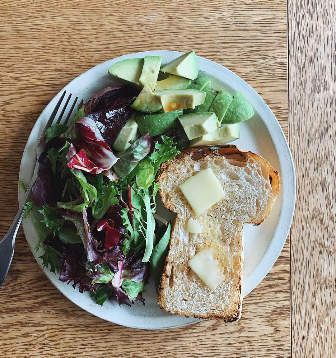 miyoのインスタグラム：「・ ホップ種とレーズン酵母の、 いつもの食パンをパウンドケーキ型で焼いてみたら。 とても可愛いのが焼けた。 うれしい。 山の方の気泡がかわいい。 かわいい。」