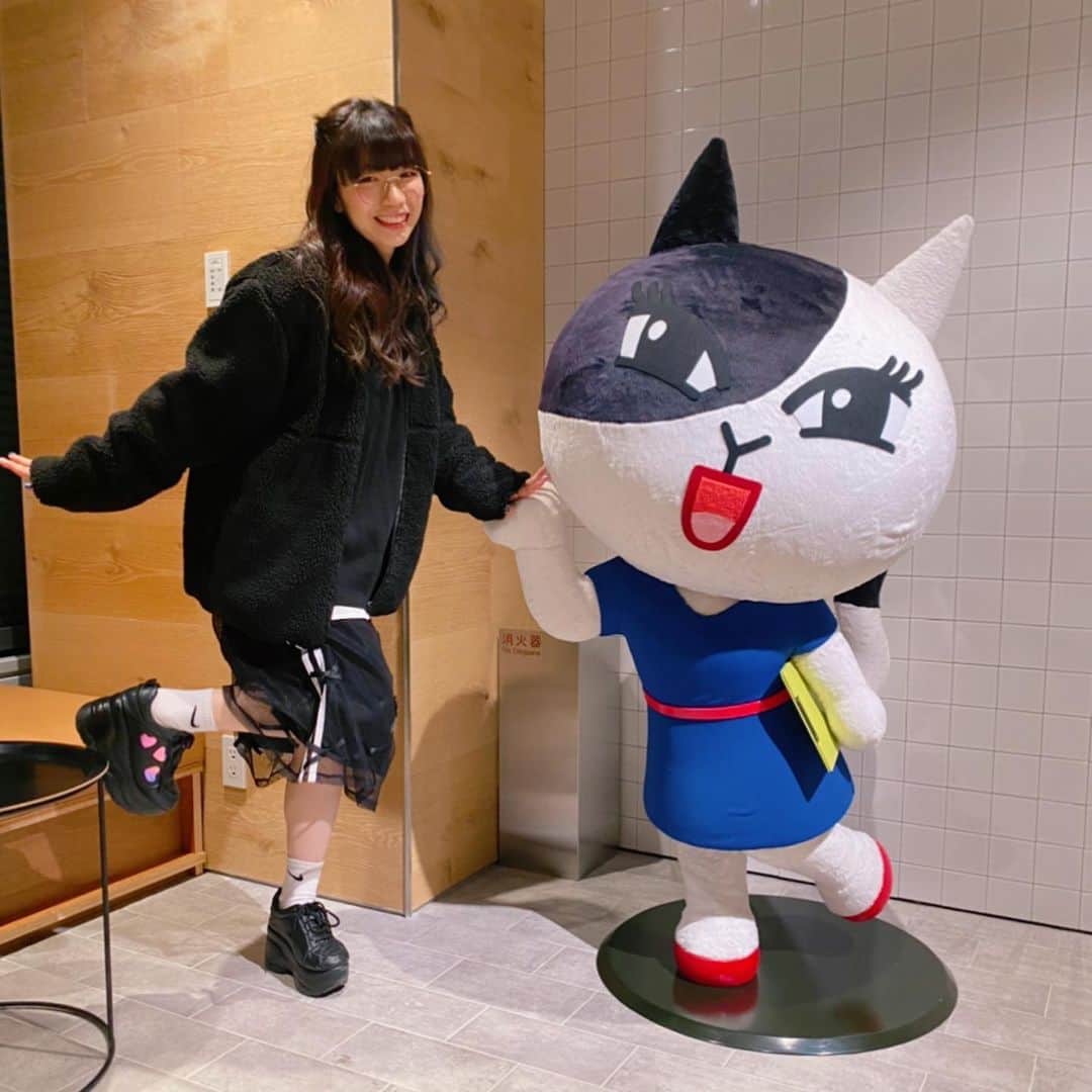 ぱいぱいでか美のインスタグラム：「いい写真すぎて思わずポエムスタンプ押しました。 ꙳ #LINE #フォトスポット #一期一会 ꙳ LINEさん、主要キャラ(ブラウンとか)以外のフォトスポットも めちゃあって可愛かった(T . T)❤ お洒落な猫って可愛いよね、、。︎」