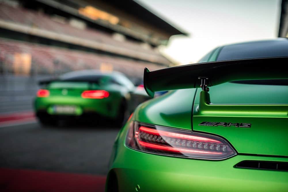 Mercedes AMGさんのインスタグラム写真 - (Mercedes AMGInstagram)「[Kraftstoffverbrauch kombiniert: 12,4 l/100 km | CO₂-Emissionen kombiniert: 284 g/km | amg4.me/efficiency-statement | Mercedes-AMG GT R Coupé]  What’s better than one green beast? A squad of green beasts taking over @circuitdebcncat.  #PZero #MercedesAMG #Fit4GT #ThePerfectFit #Pirelli」2月26日 0時13分 - mercedesamg