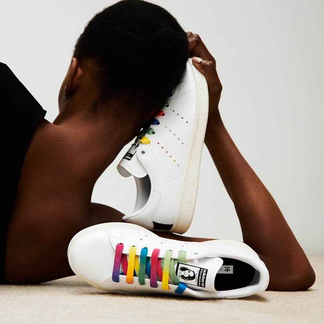 ステラ・マッカートニーさんのインスタグラム写真 - (ステラ・マッカートニーInstagram)「Simplicity: uncomplicated in design. The second coming of the Stella #StanSmith, updated with rainbow star perforations and laces in white and rainbow.  #StellaMcCartney #adidas #adidasOriginals」2月26日 0時21分 - stellamccartney