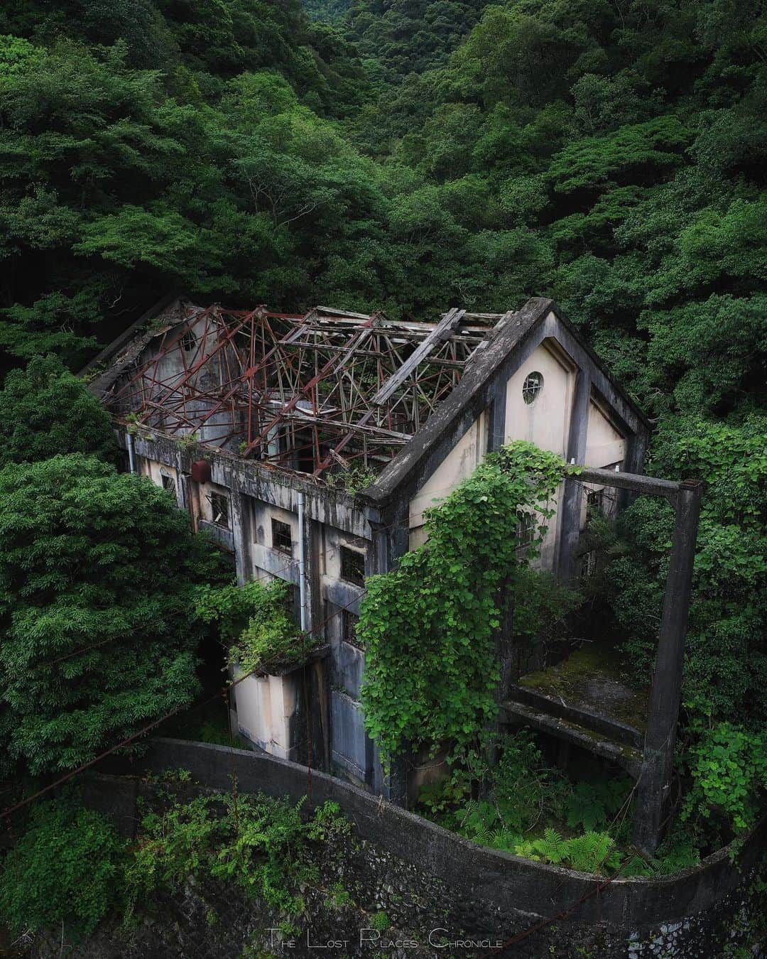 啝 （わ）さんのインスタグラム写真 - (啝 （わ）Instagram)「Abandoned hydroelectric power plant 𓆲 𓆲 𓆲 #廃墟 #Abandoned #AbandoniG #allabandoned #abandonedworld #Abandonedafterdark #abandoned_addiction #abandoned_greece #abandon_seekers_ #Abandoned_Excellence #abandonedcentral #beAlpha #discarded_butnot_forgotten #DECAY_iLLife #desertedplaces #ethereal_moods #grime_nation #grime_reapers #GoTrespassing #ig_urbex #Itsabandoned #KINGS_ABANDONED #renegade_abandoned #sombrexplore #urbex_supreme #urbex_regards #urbexplaces #urbex_disciple #urbex_utopia #urbxtreme」2月26日 0時24分 - neji_maki_dori