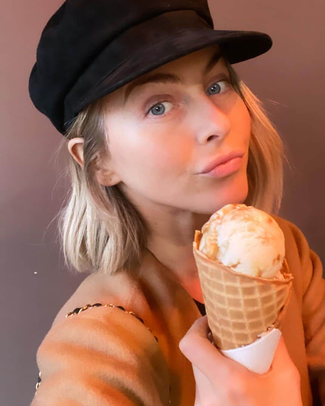 ジュリアン・ハフさんのインスタグラム写真 - (ジュリアン・ハフInstagram)「Breakfast 🍦😏 This sweet angel babe from @saltandstraw took my order and gave it to me on the house. Sometimes we forget how special it feels to just receive a gift. I hope it felt as good for her giving it.  What RANDOM ACT OF KINDNESS can you give someone today?」2月26日 0時33分 - juleshough