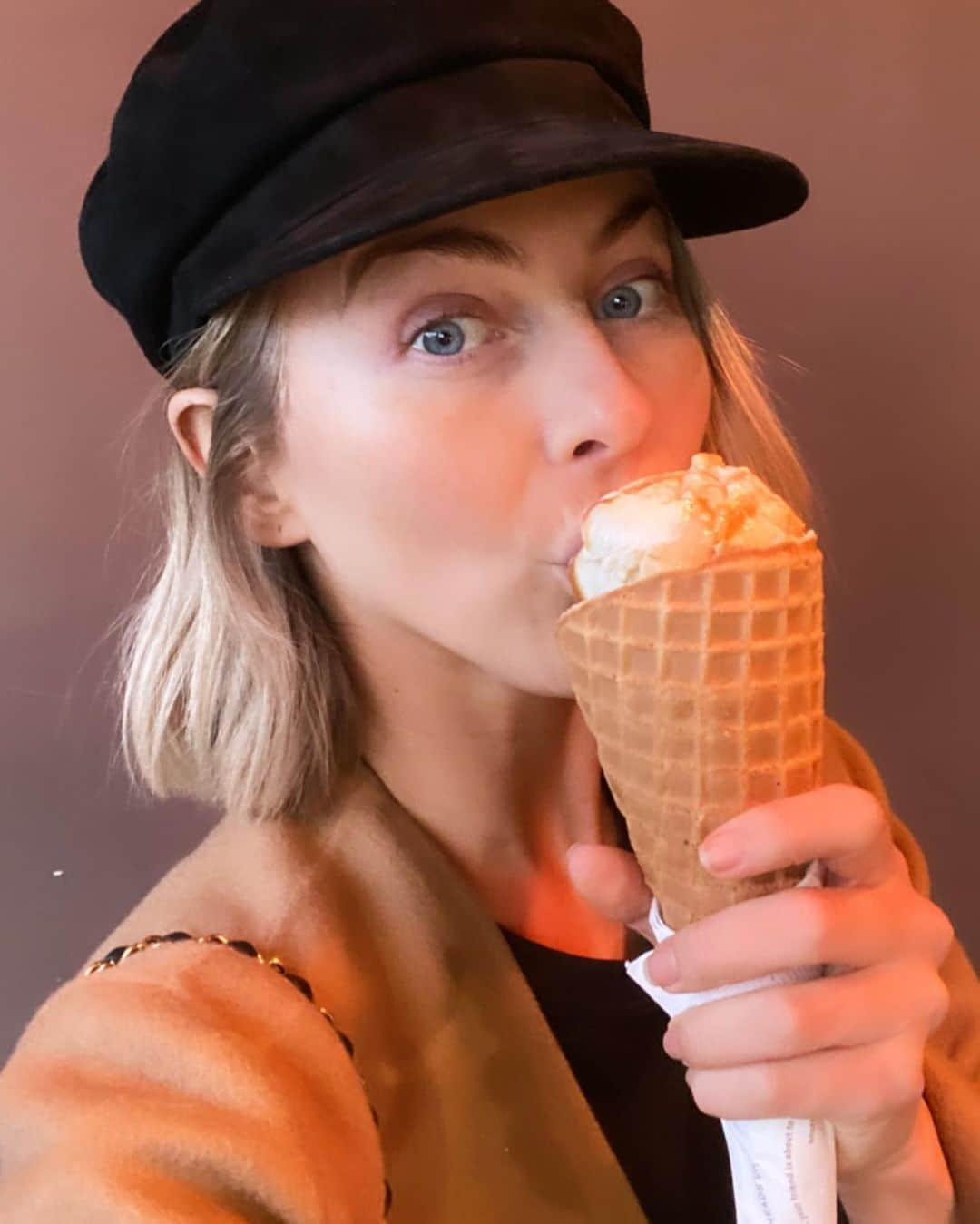 ジュリアン・ハフさんのインスタグラム写真 - (ジュリアン・ハフInstagram)「Breakfast 🍦😏 This sweet angel babe from @saltandstraw took my order and gave it to me on the house. Sometimes we forget how special it feels to just receive a gift. I hope it felt as good for her giving it.  What RANDOM ACT OF KINDNESS can you give someone today?」2月26日 0時33分 - juleshough