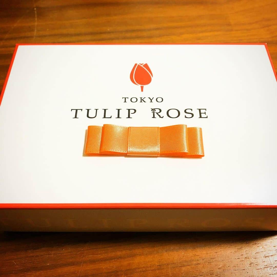 佐竹正史さんのインスタグラム写真 - (佐竹正史Instagram)「東京駅でも大人気の【TULIP ROSE】の焼き菓子を食べたかったみたいで奥様が買ってこられました🌹 あのね、こりゃ人気になるよ✋ 見た目も味もパッケージも可愛いもん！ 午前中でかなり売れちゃうみたいだけど、東京土産にぜひぜひ！ 可愛いし、美味しいです🙋‍♂️ . #tuliprose #東京駅 #お土産 #おみやげ #手土産 #手土産にオススメ #可愛い #かわいい #美味しい #チューリップ #ローズ #薔薇 #佐竹オススイーツ」2月26日 0時41分 - sataketty