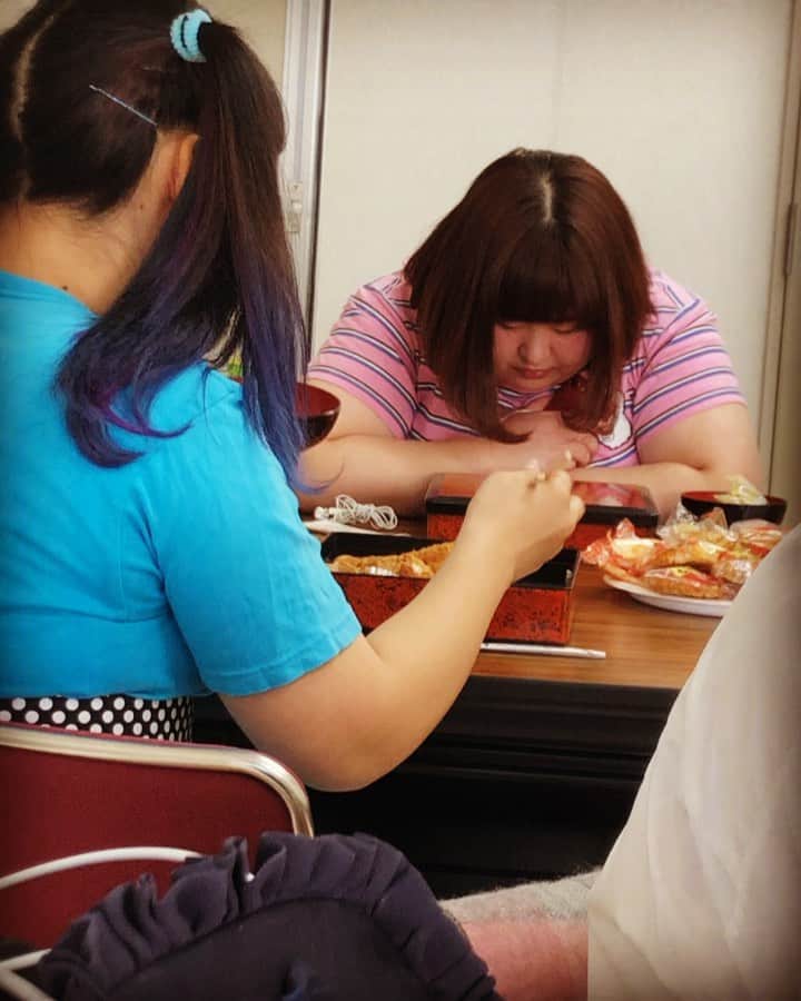藤本友美のインスタグラム：「... ... 疲れたかなでちゃん 元気なゆめっち ...」