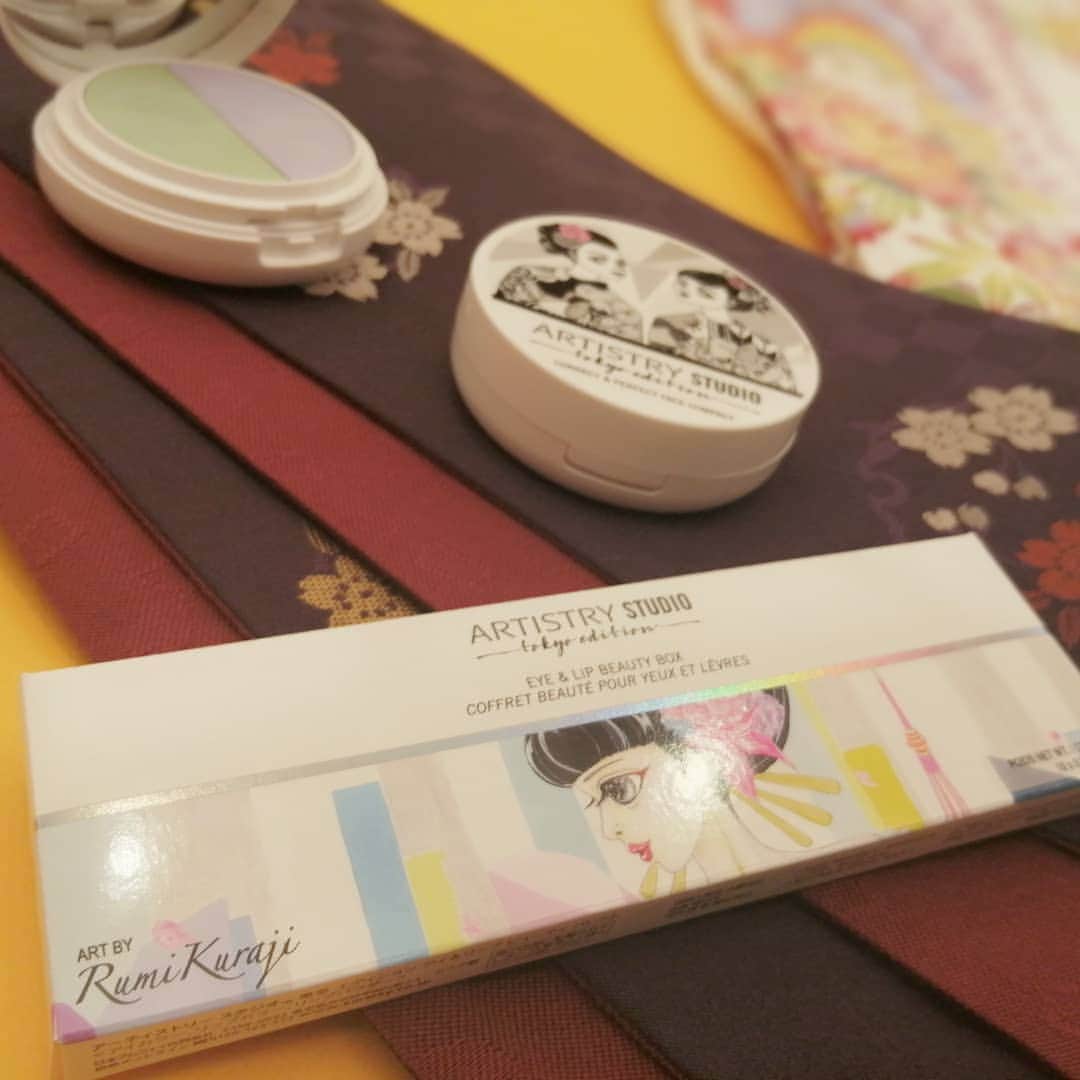 杉山由紀子のインスタグラム：「#レトロポップで、春ウララ。 ...がテーマな今回の東京エディション🌸 * パッケージもかなり可愛いの💛💛 * レトロ感は残しつつ、現代にも好まれる見た目、色味に注目してみてね👀♥️ * * 奥にあるコンパクトは、 * コントロールカラー２色をsetにした 練り系のファンデーションです♥️♥️ * (コレクト&パーフェクトフェイスコンパクト▶️4000円) * かなり透明感がでる、今年テーマになる透け感を作り上げられるひとつになってます✨✨✨ * * #artistry #make #new #passionista #japan #artistrystudio #artistryjapan #tokyoedition #asudiop2 #2020tokyo #アーティストリー #メイク #コスメ #化粧 #美容」