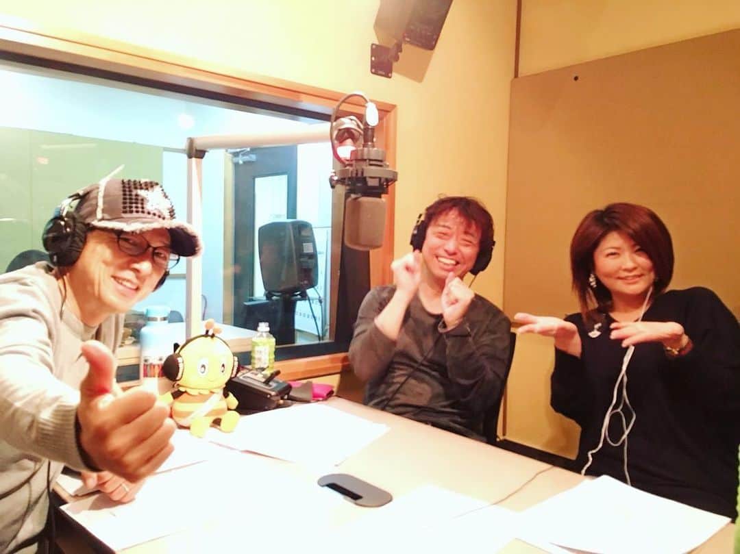 黒田アーサーのインスタグラム：「今日は僕のラジオ番組「黒田さん田中さん」にスカイA・パーフェクトボウリングのリポーターでお馴染み！ボウリング🎳ファンにはお馴染み！中願寺さんがゲストで出演して下さいました💕めちゃめちゃ嬉しかったー❣️まさかの優勝インタビューまで‼️🤣その模様は３月24日の放送を聴いて下さい！笑 #エフエム世田谷 #ラジオ番組 #黒田さん田中さん #毎週火曜日夜10時から  #ゲスト #スポーツキャスター #スカイA #パーフェクトボウリング  #中願寺香織リポーター  #黒田アーサー #田中直樹」