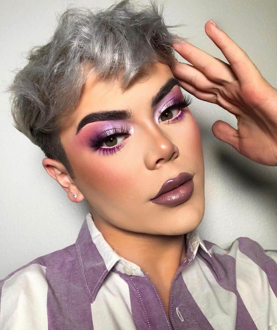 Jeffree Star Cosmeticsさんのインスタグラム写真 - (Jeffree Star CosmeticsInstagram)「Soft GLAM ❤️🩸💜 @cohlsworld created this stunning look using the #BLOODLUST palette, #EXTREMEFROST in the shade Choking on Ice & topped it all of with Scorpio #velourliquidlipstick & #THEGLOSS in Iridescent Throne 🔮 #jeffreestarcosmetics #bloodlustcollection」2月26日 1時11分 - jeffreestarcosmetics