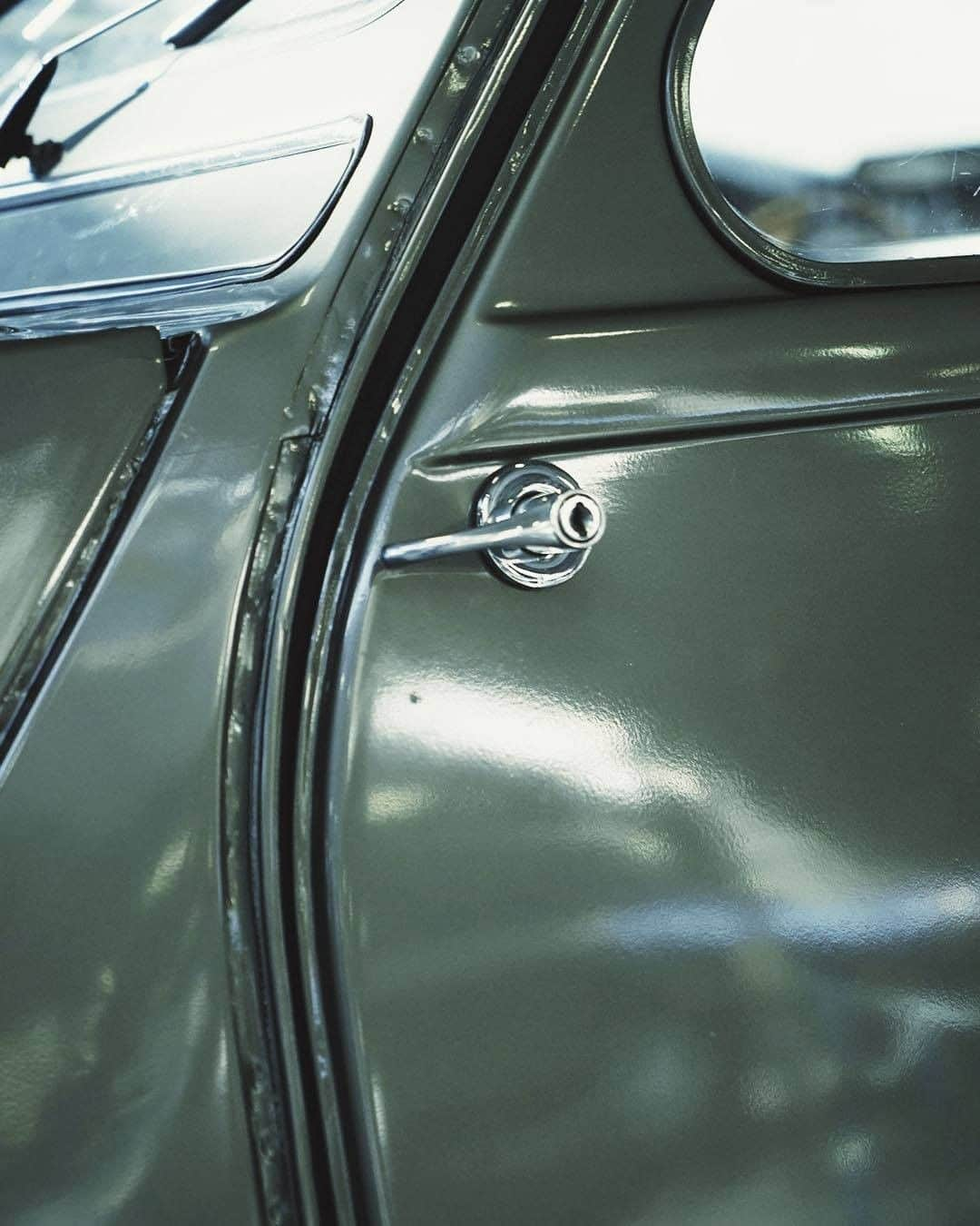 Citroënさんのインスタグラム写真 - (CitroënInstagram)「"The popular" Citroën 2CV timeless look, a real pleasure for the eyes 🤩 #OnceUponaCar #ClassicCar #Conservatoire #2CV #Comfort #Cardesign #InstaCar #CarsOfInstagram」2月26日 1時06分 - citroen