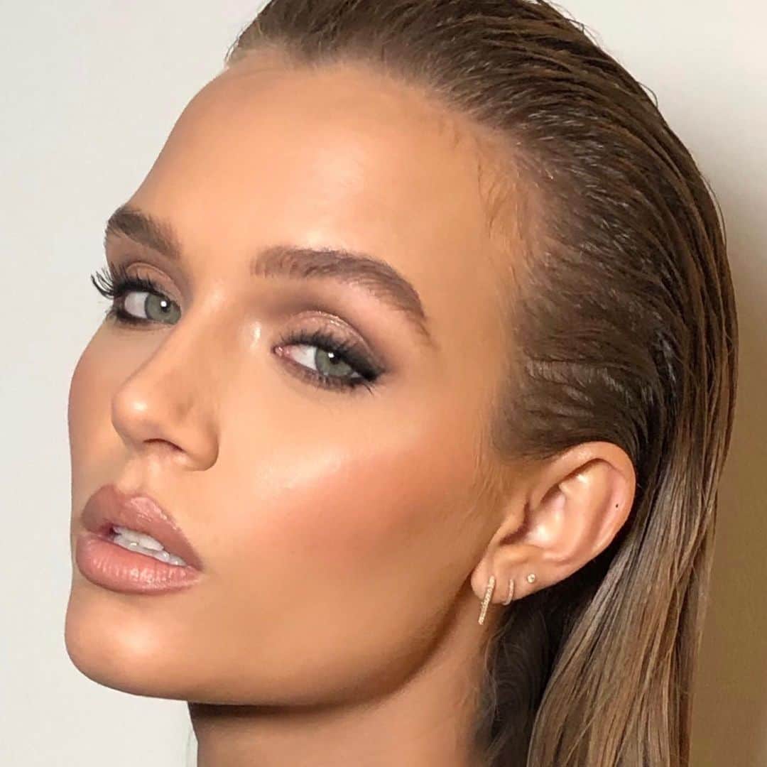 Maybelline New Yorkさんのインスタグラム写真 - (Maybelline New YorkInstagram)「@josephineskriver GLOWING in a full face of our fave products 🌟 #dreamradiantliquid foundation #cheekheat blush 'nude burn' #falsieslashlift mascara #colorsensational 'nude lust' lipstick #browfastsculpt 'clear' #browultraslim  #mnyitlook #regram」2月26日 1時15分 - maybelline