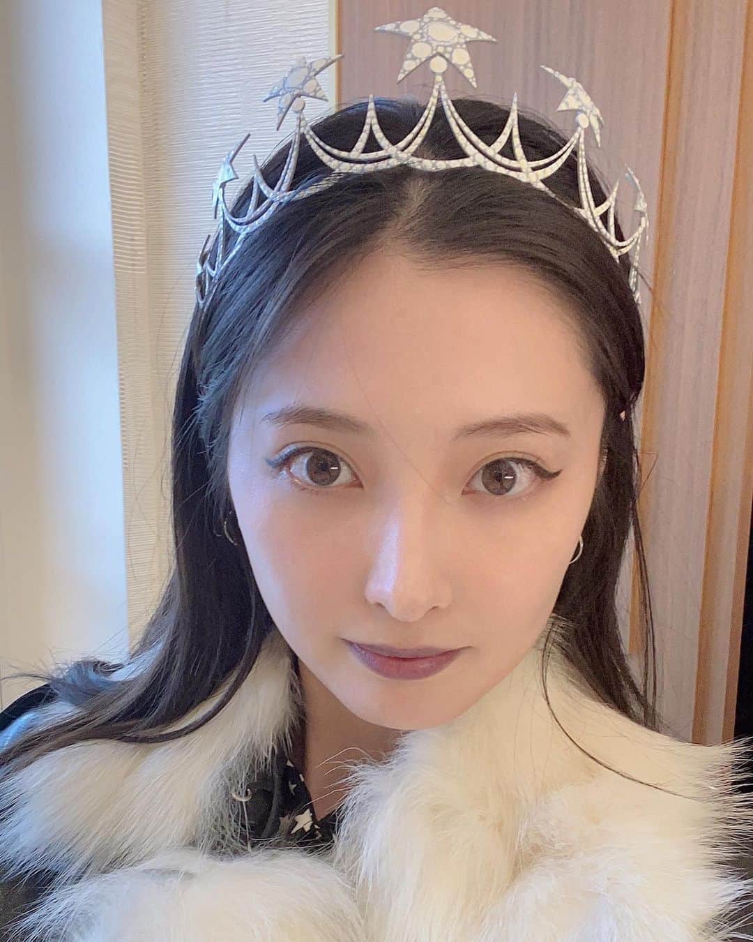 大石絵理のインスタグラム：「@numerotokyo のパリコレレポートwebを書くため、パリにきています🇫🇷 今回のファッションウィークは @chaumetofficial のプレゼンテーションから。 もともと邸宅だったCHAUMET Vendome本店で行われていたのですが、壁には優しさを象徴するハミングバードが描かれていたり、楽器を弾く天使の絵画があったり、細部までこだわりが詰まっていて心温まる空間でした✨ 240年間、アトリエマスターが途切れることなく続いているとのことで、今のアトリエマスターの方の写真も飾られていました。ダイニングルームは、パールのお部屋と名付けられているそうです❤️ ティアラの模型をつけさせてもらいました🥰 いつかつけてみたい😍✨笑 #Chaumet #12Vendome #chaumetliens」