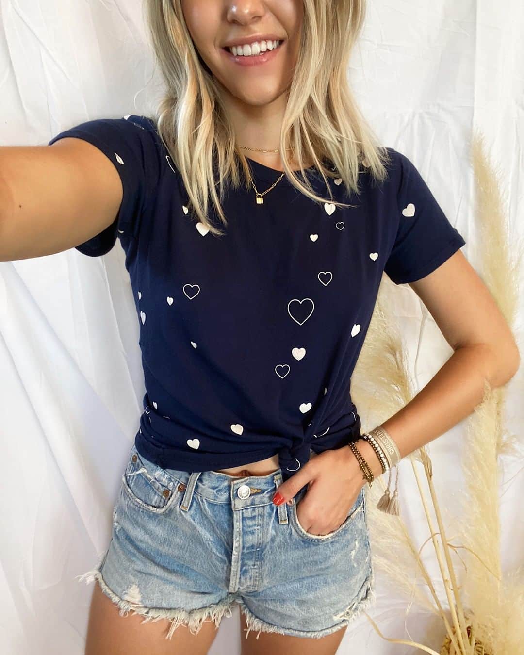 チェイサーのインスタグラム：「falling in love with this tee😍 #chaserbrand #graphictee #casualstyle #springstyle #springinspo #hearts #styleinspo #lookoftheday #ootd」