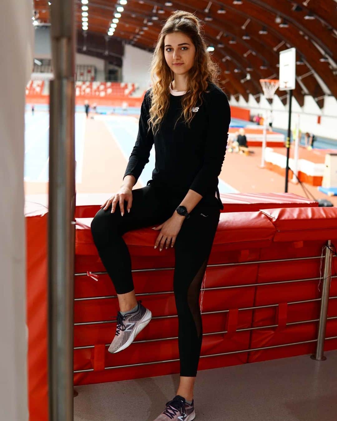 Karolina ŁOZOWSKAのインスタグラム：「🙋‍♀️🙋‍♀️ #azsawfkatowice #polishgirl #runner #athlete #400 #black #nb #newbalancepoland  Fot. @dariusz_kowaluk」