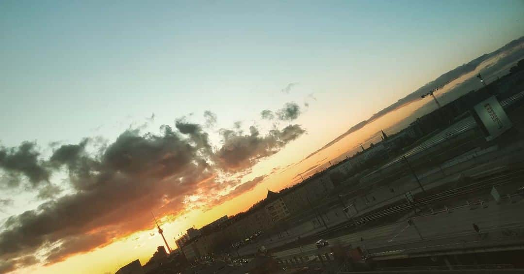 橋本英也さんのインスタグラム写真 - (橋本英也Instagram)「#endoftheday #berlin #germany🇩🇪 #alive #velodrome #sunset #3set #alexanderplatz #tasogare」2月26日 1時38分 - eiya_hashimoto