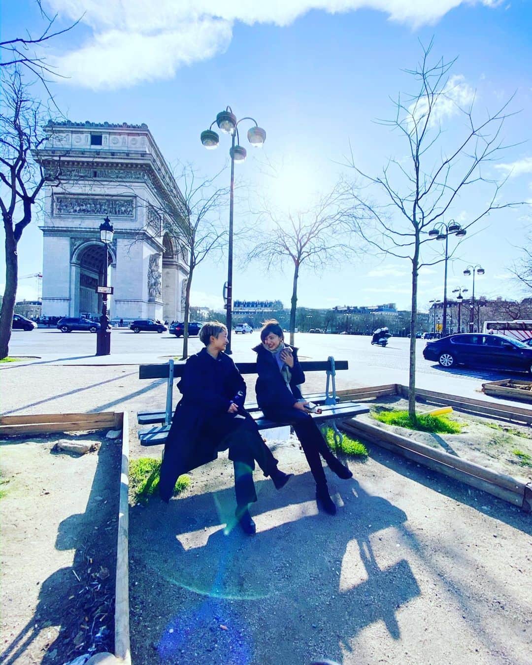 廣瀬規子のインスタグラム：「今日は☔️が降ったり止んだり。 ・ そして時折お日様🌞が顔を出して、 気持ちの良い青空を見せてくれる日😌 ・ うん。まぁ、人生色々あるけれど、 出来るだけ前向きに、良いこといっぱい引き寄せて行きたい。 ・ もちろんありがとうの気持ちをいっぱい持って💐 ・ なんだかそんな気持ちにさせてくれる日。 ・ #当たり前のことの確認作業 #それが大事だと思う今日この頃 #だって当たり前の事ってわかっているのになかなか出来なかったりするから #そんなこんなを考えられる時間を貰えたことにも #ありがとう🙏 #paris #パリ #凱旋門」