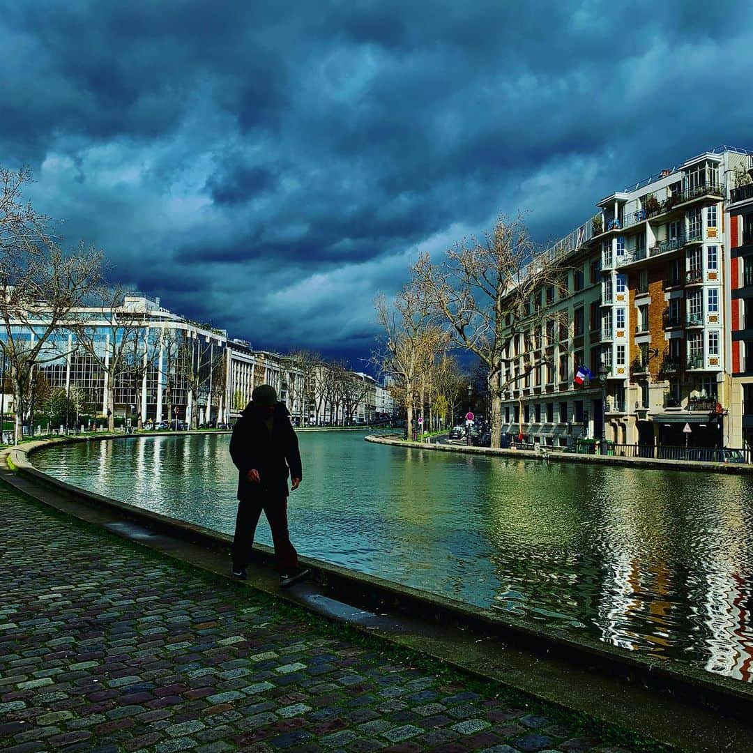 JULIEN D'YSさんのインスタグラム写真 - (JULIEN D'YSInstagram)「#Paris #canalsaintmartin #mardi 25 février 2020 💙🖤💚」2月26日 1時41分 - juliendys