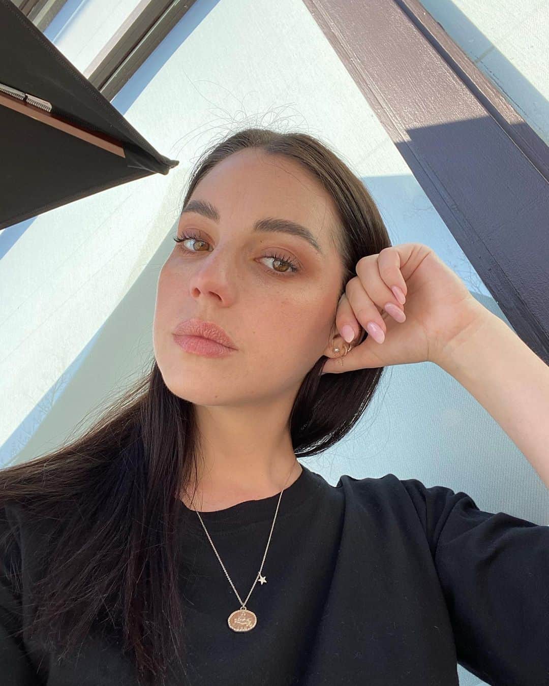 アデレード・ケインのインスタグラム：「☁️」