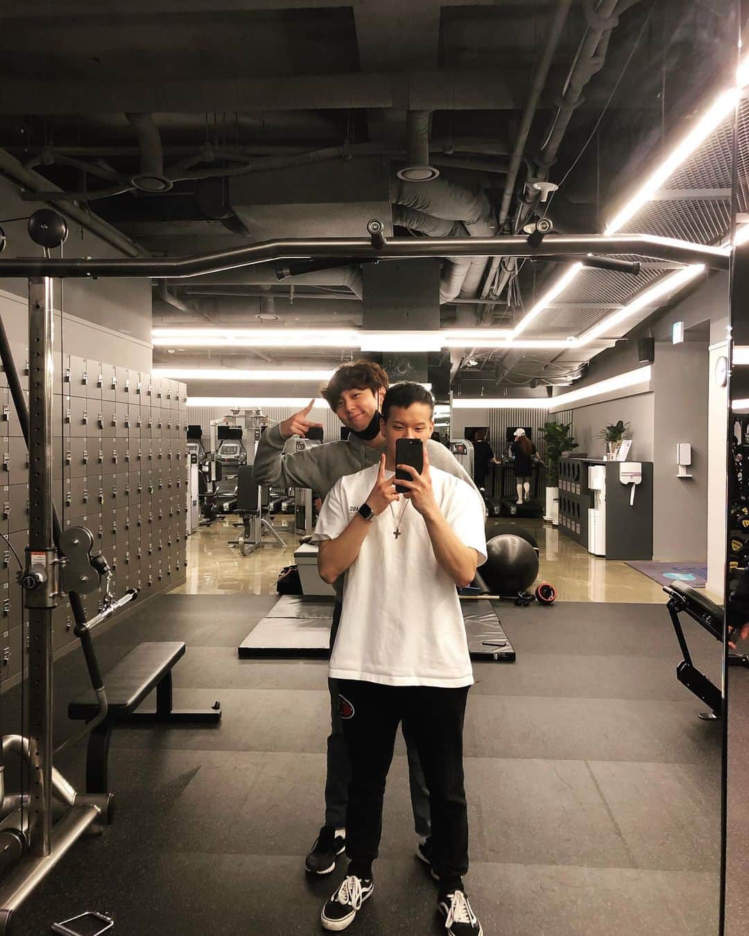 プニエル のインスタグラム：「Happy cuz we finished working out ! Lol (Took these after we finished working out/before we went to eat!) 운동 끝나서 신남 (운동 끝나고 밥 먹기 전에 찍은 사진)」
