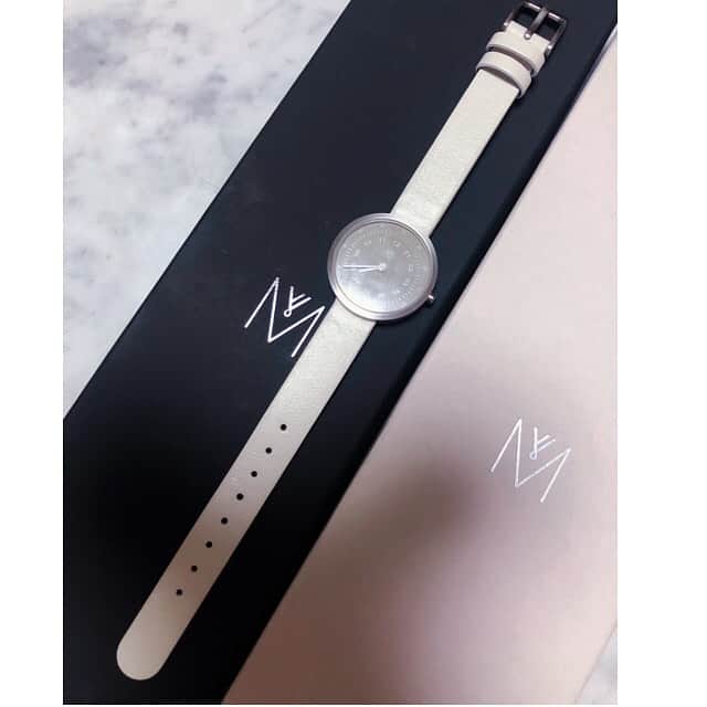 pe_momo.293さんのインスタグラム写真 - (pe_momo.293Instagram)「ハロ～💋. お疲れ様ん💛. 4枚picあるよ👀☆彡. . . お洒落なNEW時計が届いたの✨. 香港発祥のブランド @mavenjapan 1/25発売の新作の⌚時計 💕. . . オフホワイトなカラーにグレーのフェイス♡. 今回は28mm 小さいフェイスがまた可愛いの😍💕. . . ユニセックスなデザインで他にも素敵なのがいっぱいあったよ🤭バレンタインデー　ホワイトデーの🎁にピッタリだね❤️. , . .  3枚目お気に入りカフェ☕️. #mondialkaffee328  #TUGBOAT_TAISHO . このトレー可愛いよね👀💕. いつも欲しいと思ってるw.  #カフェ巡り  #カフェ大好き　☕️♡. . . . . . 今回私がセレクトした時計は. 「SMOKE GREEN OFFWHITE 28mm MV1001PPIGOW 」 ---------------------------- 時計⌚︎✨. ✅10%off になるクーポン発行してもらったよ✨ コード:　『  pemom206 』　です。 （クーポン期限は今日から１年間✨良ければ使って下さいね😊）. タグつけしてるから タップしてとんでね👍 ................................................ UNITED ARROWS BEAUTY&YOUTHでも取り扱ってるよ❣️. . . . モダンな都会の建物と　ダイナミックな自然　のイメージで どんな洋服にもマッチ出来るデザイン✨. 傷のつきにくい丈夫なサファイアガラス. ムーブメントはスイス製のロンダ社. ベルトはイタリアのレザー. . . 今日見に来てくれてありがとう❤️. コメントもいるも楽しみながら読んでるよ♡. ホントいつもHAPPYだよ(*´U｀艸)✨. . . .  コーデ詳細. #リボンニット#スカート #ミッシェルマカロン @michellmacaron_official , . . . .  #PR #mavenwatches #マベン#マベンウォッチ#腕時計#時計#手元倶楽部 # 大人ガーリーコーデ #バレンタインプレゼント #ホワイトデープレゼント #ボータイニット  #instagood#instapic#instastyle ##時計#腕時計#手元コーデ#お洒落な人と繋がりたい#誕生日プレゼント#プレゼント🎁#たんプレ . #大阪カフェ巡り #ミニスカート」2月11日 18時24分 - pe_momo.293