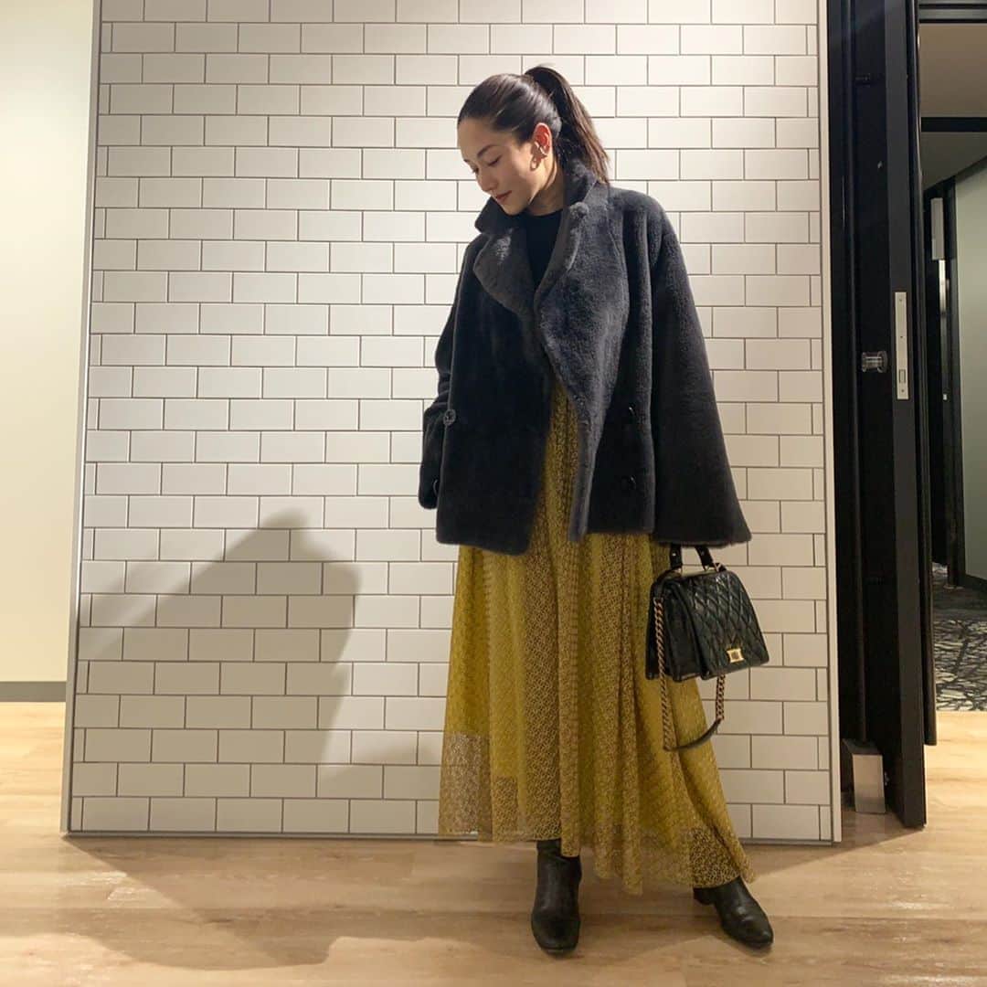 亀恭子のインスタグラム：「いつかの服。 . . . ゴールド具合と、動いた時の揺れ感。 華があって好きなスカート❤︎ . . someday's… #fashion #ootd #kkstyle #tokyo #kamescloset #coat #thenewhouse #knit #madisonblue #skirt #blamink #bag #chanel #shoes #saintlaurent #winter #february」