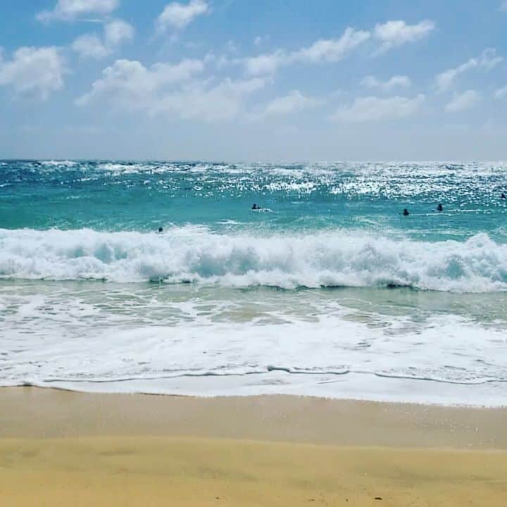 瀬川慶のインスタグラム：「Sound of Hawaii! ハワイの音でリラックス! #hawaii #aloha #beach #sandybeach #oahu #waves 　#ハワイ #アロハ #オアフ #ビーチ #サンディビーチ #波 #風 #リラックス」