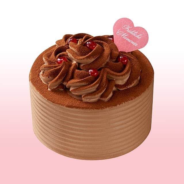 ユーハイム公式さんのインスタグラム写真 - (ユーハイム公式Instagram)「【ディー・マイスターのバレンタインケーキ】﻿ ﻿ チョコスポンジでチョコ生クリーム、﻿ ガナッシュ、更に板チョコをサンドした、﻿ まさにチョコづくしのケーキ！﻿ ﻿ バレンタインにぴったりの味わいです♡ ﻿ ﻿ リーベスグリュック﻿ 税込1,836円 ﻿ ﻿ ﻿ #バレンタイン #バレンタインデー #2月14日﻿ #ユーハイムディーマイスター #チョコレート #ケーキ﻿ #バレンタインケーキ #チョコレートケーキ #valentine #valentinesday2020﻿ #juchheim #chocolate #cake﻿ #valentinescake #chocolatecake」2月11日 17時02分 - juchheim1909