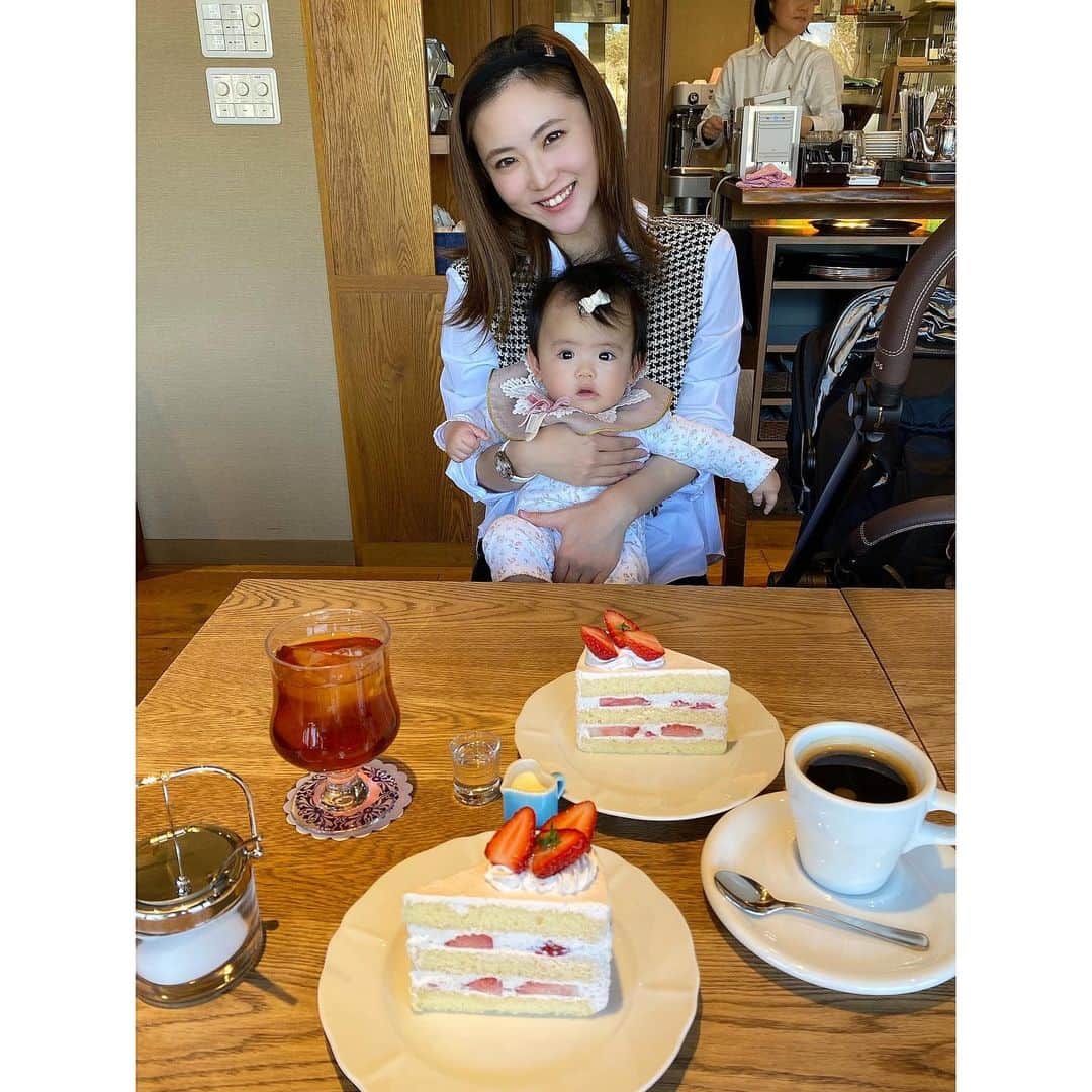 のインスタグラム：「順孔のショートケーキと🍰👩‍👧 楽しいお茶会でした♡ ・ #baby #girl #babygirl #mamagirl #ハーフバースデー #6ヶ月 #赤ちゃん #ベビー #女の子ベビー #親子ショット #親子 #女の子 #ママタス #ベビフル #赤ちゃんのいる生活 #べひすたぐらむ」