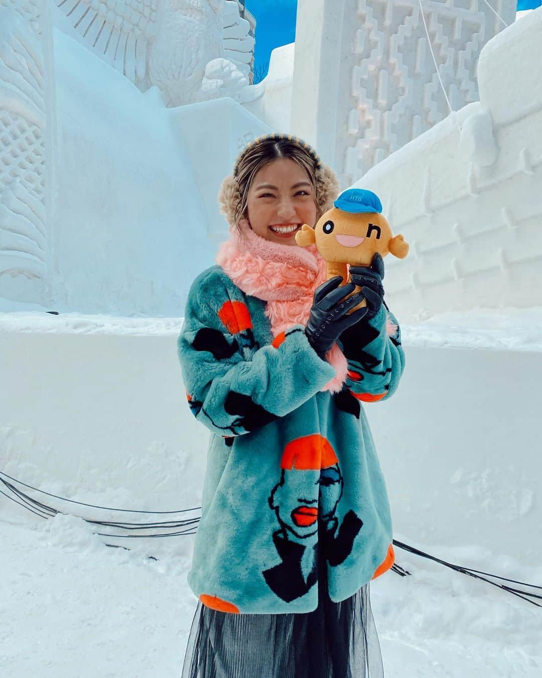 Rihwaさんのインスタグラム写真 - (RihwaInstagram)「さっぽろ雪まつり2020！！！！！！❄️☃️❄️🤍💙🤍 幸せすぎたーーー！！！！！！ Thank you for joining my snow live!!!!!! It was such a fun!!!!!!!!! 雪玉投げた！！！！！！I throught a snow ball to audience!!!!!!!lol🤣❄️☃️💙🤍🌞 ３枚目は大好きな石沢アナと❤️😍 . Styling by @hironori_yagi 🌞💙 コートの衣装お願いする時、「雪まつりの真っ白の雪像にも映えるやつを…！」と言ったら完璧なコート用意して頂けました！！！！八木さんのセンスほんっとに好きー！！！！！！！💋🧡💙 . . #Rihwa #snowfestival #sapporo #雪まつり　#さっぽろ雪まつり　#雪まつり2020 #HTB #onちゃん　#NTTdocomo5G #イチモニ　#石沢綾子」2月11日 17時00分 - rihwa_official