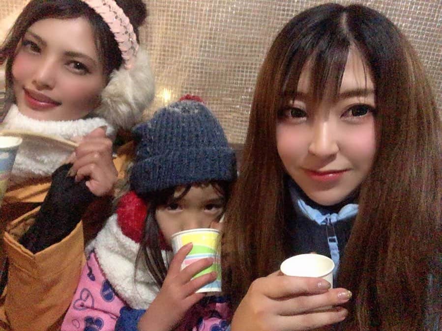 のインスタグラム：「. . かまくらまつりで1番 楽しみだったこと… . かまくらの中で熱燗を 飲むことだったけど…（笑） . でも熱燗飲めたし良かった❤️ . みおが飲んでるのが熊汁！！ . #かまくらまつり #かまくら祭り #岐阜 #高山 #熊汁 #熱燗 #お酒」