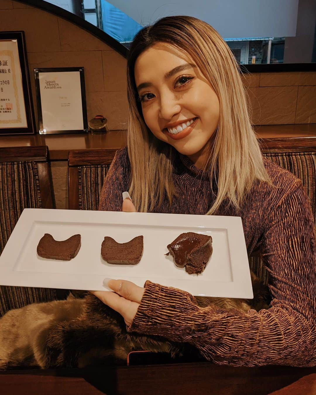 植野有砂さんのインスタグラム写真 - (植野有砂Instagram)「Just had the Gateau Chocolat from KEN’s CAFE TOKYO which won the award for the best Gateau chocolat in Japan🤩💘They have a store in Shinjuku and it is so amazing and next level🔥They only use 4 ingredients which are specially selected to make it. I had a chance to see the chef make it from scratch and to be honest, it looked easy to make but you can’t get these special top level ingredients anywhere else since they are made specifically for them🥺It’s also handmade, gluten free, and muslim friendly so everyone should give it a try👳🏼‍♀🌿💕If you’re ever in Japan, you have to visit this place✨✨✨日本一のガトーショコラと言われているケンズカフェトーキョーのガトーショコラを食べてきました！新宿にお店があるんだけど、本当に本当に本当に美味しすぎてとろけたぁ〜🤤💘実際にシェフが作っているところを見させてもらったけど本当に簡単そうだったの！笑けど素材がここでしかない最高級のものなんだって✨しかもホームメイドでグルテンフリー、ムスリムフレンドリーでたくさんの方に楽しんでいただけます🥰💕あーまた食べたいなぁ笑 KEN'S CAFE TOKYO　https://kenscafe.jp/ #kenscafetokyo #gateauauchocolat #ケンズカフェ #ガトーショコラ  #Valentinesday #手土産」2月11日 17時03分 - alisaueno