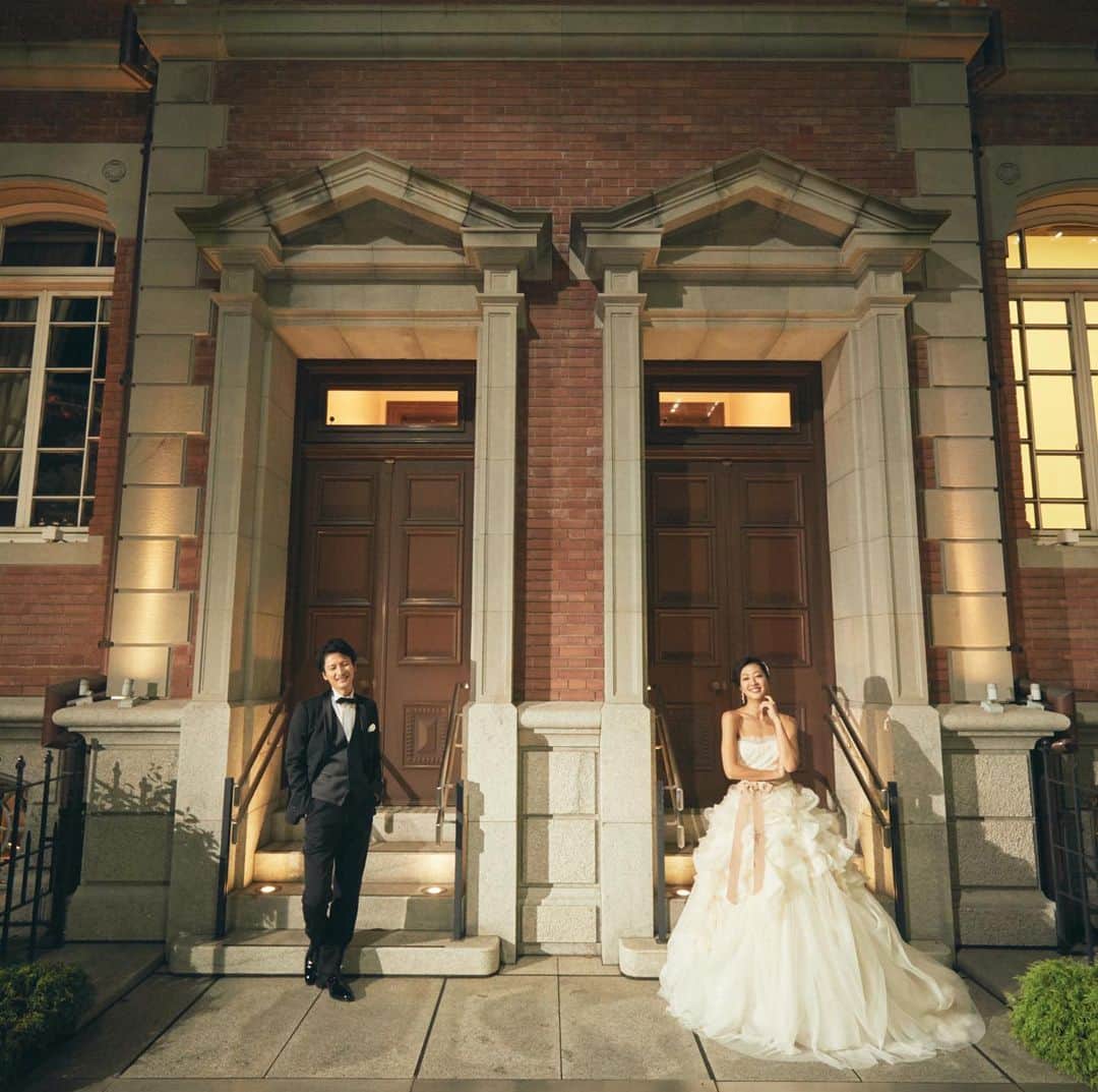 Photopla+（ フォトプラ ）さんのインスタグラム写真 - (Photopla+（ フォトプラ ）Instagram)「@photopla_weddingをフォローして、 『#フォトプラ花嫁』『#フォトプラ』の タグをつけて写真をUPしてみて･ﾟ｡ . —————————— . 二つの扉から出てきたかのようなお写真* 立派な建物の中からこぼれる オレンジ色のやさしい光が 差し込みロマンチック♩  エリア、季節に合わせて 最高のロケーションのセッティングを させていただきます◎ . スタジオ名：#スタジオファミリア東京ベイサイド ＞＞＞ 『写真だけは残したい』方へ＊* Webから撮影予約できます⚐ @photopla_wedding . ——————————. . オシャレでイマドキな ウェディングフォト発信中♥ . 『#フォトプラ花嫁』『#フォトプラ』の タグをつけて写真をUPしてみて･ﾟ｡ フォトプラのIGでリグラムされるかも♪♪ . #結婚式 #結婚式準備 #プレ花嫁 #卒花 #前撮り #ロケフォト #日本中のプレ花嫁さんと繋がりたい #プラコレ#ウェディングニュース #ベストアニバーサリー #wedding  #2020夏婚  #2020冬婚　#2020春婚 #ウェディングレポ #婚約 #婚約中 #ロケーションフォト #photopla #ウエディングフォト #フォトウェディング　 #タウンフォト #ナイトフォト #ナイトウェディング」2月11日 17時19分 - photopla_wedding