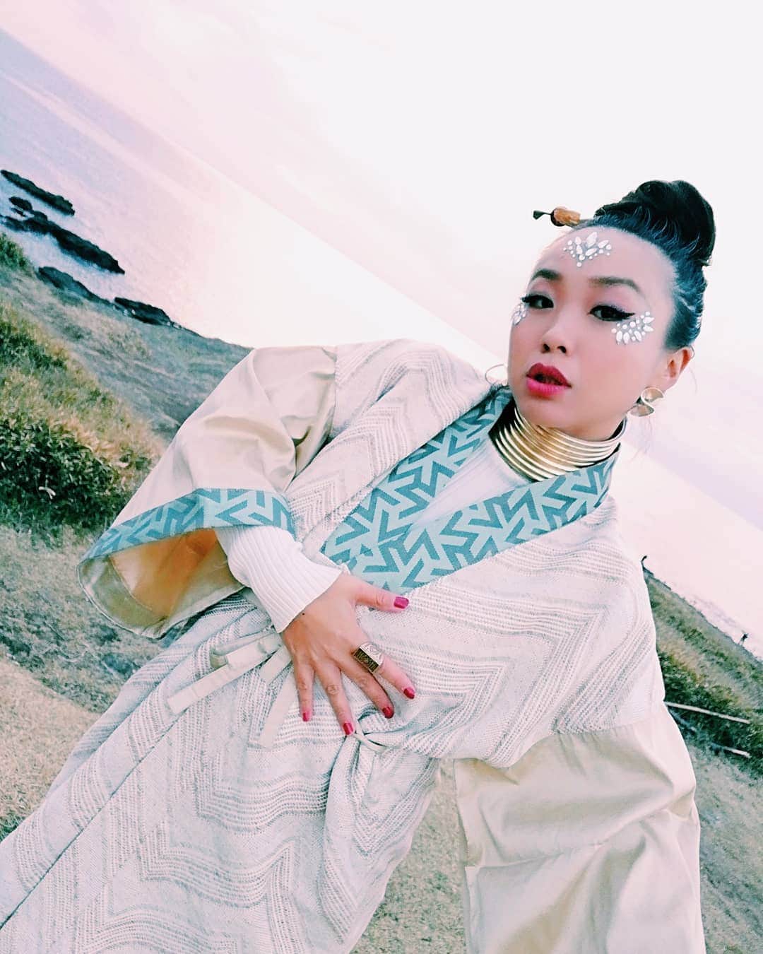 COMA-CHIのインスタグラム：「dressed by @ava_jp  MVで着てる #kimono は、 AVAさんでオーダーメイド🌈  素敵です♡」
