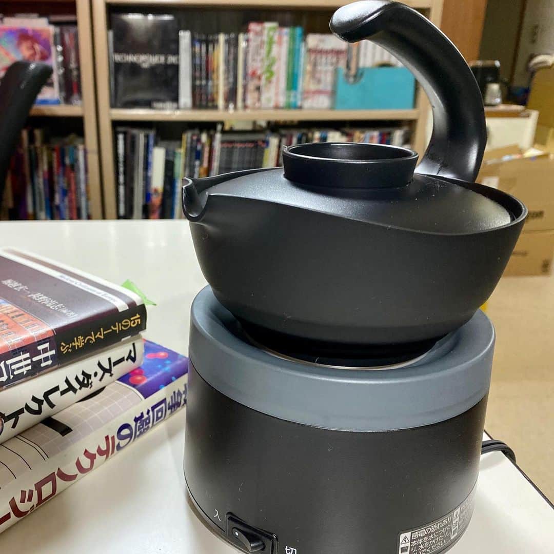 森田繁のインスタグラム：「昨夜の酒宴、ジャンケン大会賞品の電気熱燗メーカーをカミさんが獲得。 試してみるといたしましょう。」