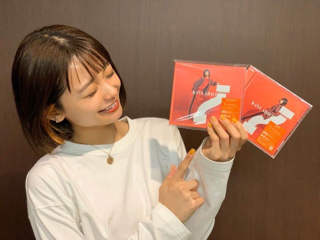 のインスタグラム：「今日は、フラゲ日だっ♡  みんなのストーリーとか、投稿が、私のアルバムでいっぱいで嬉しい😆 ありがとう！！ フォトブックとか ライブ映像とかとか！！ 沢山みてねーー😘」