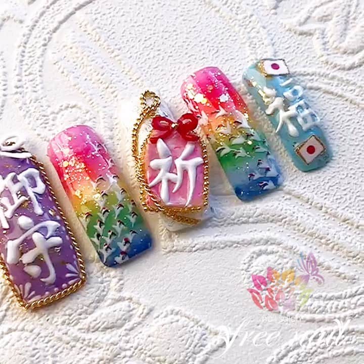 free nail フリーネイルのインスタグラム：「. . ━━━━━━━━━ Pray for China🇨🇳 Pray for Wuhan🙏🏻 ━━━━━━━━━ . freenailからのエールのネイルチップです💅🏻🇨🇳📣✨ . 千羽鶴や、お守り、神社参拝、健康祈願などをイメージしてデザインしました⛩📿🍀🧧 . 世界中がこの苦難を一日も早く乗り越えられることを心よりお祈りします🙏🏻🇨🇳🌏✨ . 中国加油🇨🇳‼️ 武汉加油🇨🇳‼️ . Designed by Saori Morooka . #prayforchina #prayforwuhan #中国加油 #武汉加油 #wuhanjiayou #武漢 . #フリーネイル #freenail #ネイルアート #ジェルネイル #ネイルサロン #大阪ネイルサロン #ネイルデザイン #ジェルネイル #ネイル動画 #ネイルチップ #お守り #千羽鶴 #神社参拝 #健康祈願 #祈り #頑張れ #加油 #美甲 #日式美甲 #日式美甲胶 #日本美甲师 #日本美甲老师 #美甲上课 #日本胶」