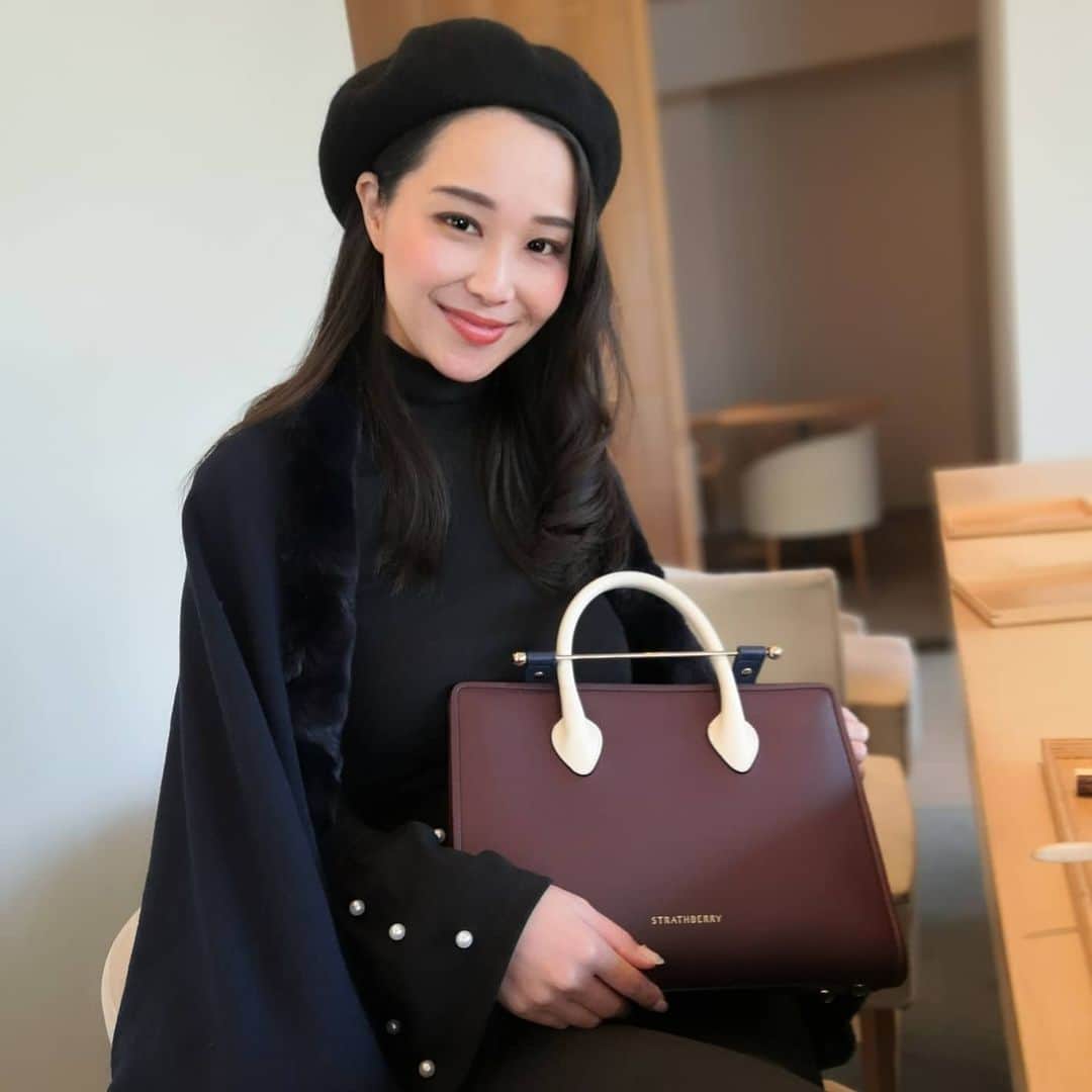 Miyu Toyonagaのインスタグラム：「💖Arriving home and no better thing than having Japanese foods with a good friend.  As always travelling with my @strathberry #strathberry bag.  日本に帰国し、表参道の茶洒 金田中へ。  @yuukisahara  ちゃんとお会いしました。 本当にいつもあっと言う間に時間がすぎる😌  バリのお土産も喜んでくれて嬉しいな💕  そして最近よく使っている #ストラスベリー　のバックはお気に入り。  現在、AW19の冬のセールが期間限定で行われてますので是非、バレンタインギフトにどうぞ💖  https://jp.strathberry.com/collections/sale  50%のもあり、小さめのがもう一つ欲しくなってしまい迷い中😍」