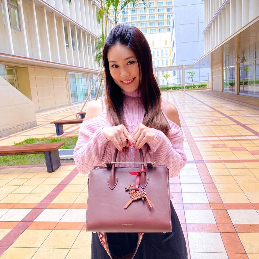 のインスタグラム：「新しいバッグは @strathberry  上品な仕上がりに質も良くて、物も沢山入る😊 最近は毎日使っているバッグです💓 東京新宿伊勢丹にも入っているブランドなので是非覗いてみてね🥰 #ss20 #新宿伊勢丹 #お洒落バッグ #pr . ストラップはカンダルシア地方からの伝統柄からヒントを得たデザインなんだって！ シンプルなファッションにも映えるデザイン✨ 英国のメーガン妃🇬🇧も同じ型のミディトートを使っているよ💓 馬のチャームは職人さんの手で作ったオリジナルなので、バッグから外しても使えるよ😍」
