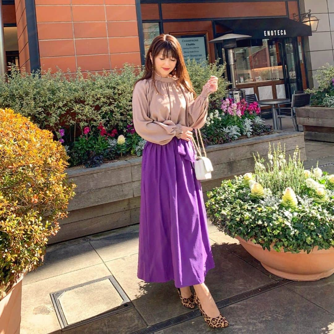 mii_stagramさんのインスタグラム写真 - (mii_stagramInstagram)「💜💜💜 . `•.,¸¸,.•´¯ 𝓜ιⓨ𝐮ⓚ𝓘 ¯`•.,¸¸,.•´ . そろそろ春支度🌸 今年は眠ってる手持ちの服を活かしつつ カラー合わせを追求したい✨✨ 大人かわいい韓国系プチプラファッション @futier_land ✔ Futier Land(フィーティアランド) . オリジナルアイテムの ハイネック スタンドカラー ブラウス モカカラーとパープルのスカートを 合わせてみたよ☕️💜 . ぽわん袖と後ろのリボンが可愛くて 上品エレガント🎈✨ . プチプラでこのクオリティは 全カラー揃えたくなるぅ♥️ シワにもなりにくいので オフィスカジュアルにもオススメです👍💕 . . ✩ ⋆ ✩ ⋆ ✩ ⋆ ✩ ⋆ ✩﻿ ⋆ ✩ ⋆ ✩﻿ ♡🎁キャンペーン情報♡ 2/10(月)~23(日)まで フューティアランドのアイテムが 抽選で当たるフォロー&いいね キャンペーンを実施中🎁 詳しくは公式アカウントチェックしてね @futier_land ✔ ✩ ⋆ ✩ ⋆ ✩ ⋆ ✩ ⋆ ✩﻿ ⋆ ✩ ⋆ ✩﻿ . 👠 @vivian_collection_official . . 今日は19回目の#結婚記念日 💒👰💍 心身ともに健康で 平和に笑って暮らして行けたらいいなﻌﻌﻌﻌ️️♥️ . . . #フューティアランド#韓国系ファッション#プチプラ #futierLand#ハイネックバルーンスリーブブラウス #コーデ#ファッション#今日のコーデ #今日の服#シンプルコーデ #シンプルファッション#オフィスカジュアル#オフィスコーデ#きれいめファッション#きれいめコーデ #着回しコーデ #プチプラコーデ #40代コーデ #スカートコーデ#春コーデ  #パープルカラー #韓国ファッション #海外ファッション #セレクトショップ#プレゼントキャンペーン#ポートレート#インフルエンサー . `•.,¸¸,.•´¯ 𝓜ιⓨ𝐮ⓚ𝓘 ¯`•.,¸¸,.•´ . 見て下さった方 (*´︶`*)♡Thanks!💜💜💜💜💜」2月11日 17時40分 - miyuki.0419.karemari