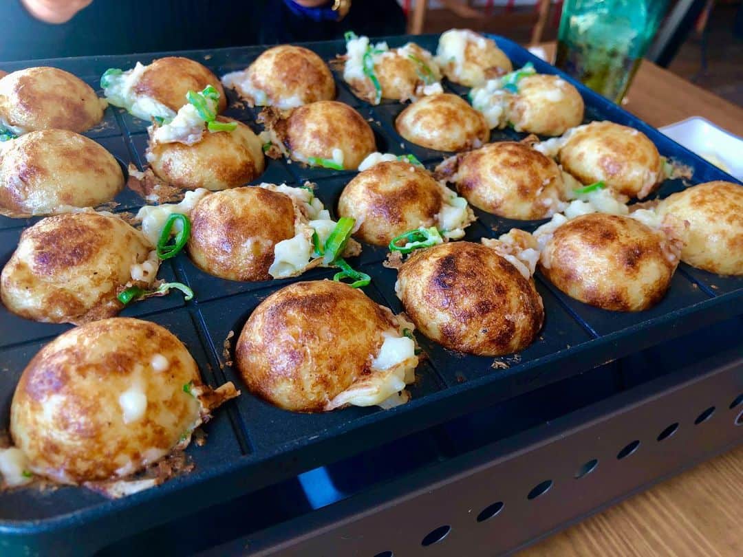 松田瑞生のインスタグラム：「＊ 友達がお店をオープンしました👏 自分で好きなたこ焼きを作るってゆ~ 楽しさ満点のお店ですっ🧡 外はカリッ！中はトロッ！となるような 特製のだしで作るたこ焼き〜🐙 たこ焼きみたいな顔した店長さんが お出迎えしてくれるよ🧡 目の前には海遊館や観覧車もあって とっても楽しめる場所です！ 是非、興味ある方は行ってみてね🌟 なんでか知らんけど おにぎりくんも来てた！笑 #天保山　 #たこ焼き王国」