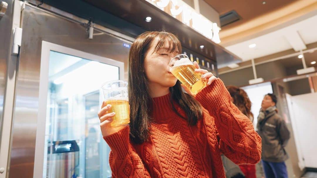 TaVisionのインスタグラム：「最後に向かうのは、、、！﻿ ﻿ #ビール重富 ！﻿ 2019年10月に、なんとekieの中に２店舗目がオープンしたみたいです！﻿ ﻿ 初回の #広島TaVision でも訪れた #ビール重富 ！﻿ ﻿ 今回注文したのは、﻿ ・一度つぎ﻿ ・ひろしまレモンミルコ﻿ ﻿ ﻿ 一度つぎはベーシックなもので、スッキリと飲みやすい味。﻿ ひろしまレモンミルコは、﻿ 「生ビールの泡」と「広島県瀬戸田産レモンのはちみつシロップ漬け」のカクテル！﻿ レモンの爽やかさとビールの苦味がいい感じにマッチしててすごく飲みやすかったです！﻿ ﻿ ビール好きな方もそうでない方も是非いってみてください！﻿ ビールの価値観が変わるかも...！﻿ ﻿ ﻿ ﻿ ⭐️ビールスタンド重富 ｅｋｉｅ﻿ ーーーーー﻿ ▷住所　〒732-0822　﻿ 　広島市南区松原町1-2﻿ ﻿ ▷営業時間　10：00～21：00﻿ （定休日は広島駅ekieの休館日に準ずる）﻿ ﻿ ▷TEL 082-569-5610﻿ ーーーーー﻿ ﻿ ﻿ ✈ #広島TaVision﻿ ﻿ #TaVision #女子旅 #広島 #広島女子  #広島旅 #広島旅行 #広島観光  #ゆうこす #菅本裕子 #ビール重富 #ビール #ひろしまレモンミルコ #ekie﻿」