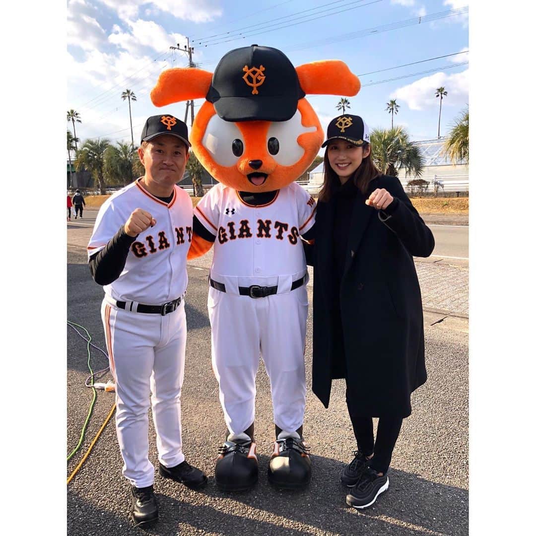 春輝のインスタグラム：「スタジアム前のステージでは毎日色んなイベントが行われています🤩 . . 神奈月さん、村田真一さんと共に週刊ジャイアンツステージに登場させていただきましたが、めちゃくちゃ緊張しまして噛み噛みだったワタクシ😂💦 . . イベント後はジャビットと原監督(?)とパシャリ📸  #週刊ジャイアンツ#日テレG+ #読売巨人軍#GIANTS#ジャイアンツ#巨人 #NPB#プロ野球#セリーグ#baseball #春季キャンプ#宮崎キャンプ #春輝#haruki」