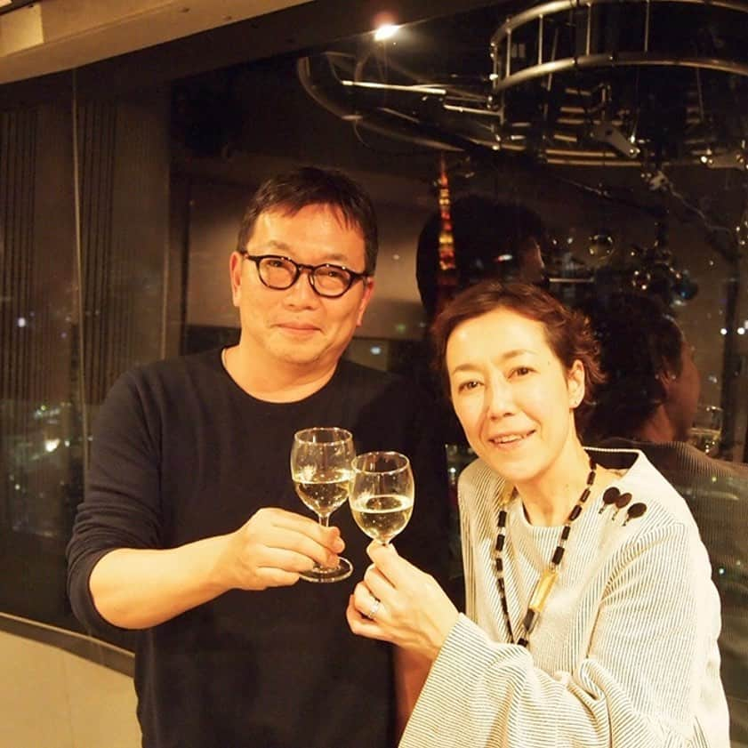 クリス智子さんのインスタグラム写真 - (クリス智子Instagram)「乾杯🥂ポーズから失礼します😎 このあと 6時〜9時まで、dancyu 植野広生編集長とご一緒の"J-WAVE Holiday Special- Cheers with you!"がはじまりまーす。 生産者、料理人、食べる人、つなぐ人。いろんな方のお話を、笑顔でつないできます。おいしいものが好きな人には、特に聞いて頂きたい！  #jwave #植野広生 #プレゼントおたのしみに💓」2月11日 17時56分 - chris_tomoko