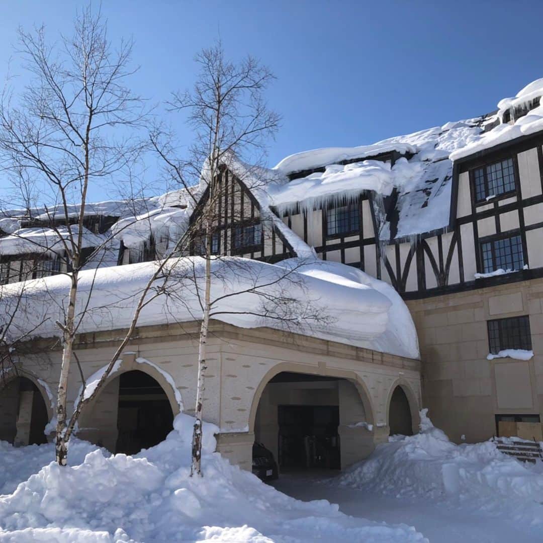 Marisolさんのインスタグラム写真 - (MarisolInstagram)「週末、雪の北海道へ行ってきました。旭川は−36度を記録！とニュースで聞き、ドキドキしながら行きましたが、晴天に恵まれキリッとした空気と美しい雪景色を堪能❄️　そして宿泊したホテル、ラビスタ大雪山には、この寒さならではの氷で出来たアイスバーがありました！わー北欧みたい✨とアガりながらビール🍺を味わい、そして冷えた体を温泉♨️で温められるのが日本の宿のいいところ。束の間の癒しでした。#marisol #マリソル #marisolmagazine #marisolonline #北海道 #冬旅 #ラビスタ大雪山 #共立リゾート#女子旅#冬景色#icebarhokkaido」2月11日 17時57分 - marisolmagazine