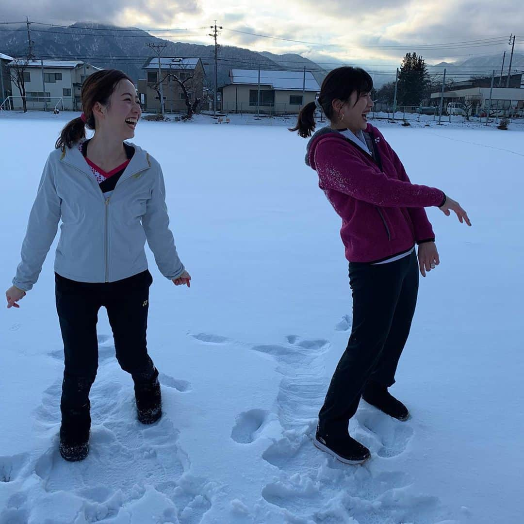 潮田玲子さんのインスタグラム写真 - (潮田玲子Instagram)「in 長野〜 雪と戯れはしゃぐ大人…笑笑🤣🙌 #バドミントン学園 #長野にて #楽しいロケ #雪 #珍しくてはしゃぐ #レイチェルコンビ #内田嶺衣奈アナウンサー」2月11日 17時58分 - reikoshiota_official