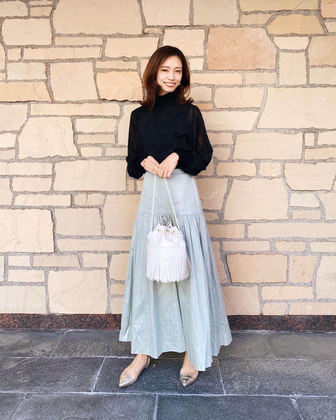 石黒美帆のインスタグラム：「*﻿ 春らしいミントグリーンのスカートに合わせて、透け感とバルーンスリーブが可愛い @loveparis_jp のブラウスを💛﻿ ﻿ ﻿ 日本でオープンしたばかりの韓国ファッションブランドで、サイトを見てるだけでも楽しいです🙆‍♀️﻿ ﻿ ﻿ 来週2/20 11:00〜　LOVEPARIS OPEN EVENT!  全商品 10％OFF  が始まるので、今からチェック🤍﻿ ﻿ ﻿ #fashion#fashionstyle#fashiongram#outfit#ootd#instafashion#loveparis_net#unitedarrows#jandmdavidson#ファッション#韓国ファッション#春コーデ#春服#バルーンスリーブ#ボリューム袖#ミントグリーン」