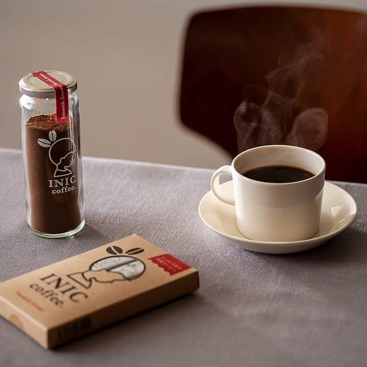フリーデザインさんのインスタグラム写真 - (フリーデザインInstagram)「. 「イニックコーヒー」のアイスもホットも5秒で溶けるインスタントコーヒーのご紹介です。 . インスタントコーヒーの魅力は手間をかけずにすぐ飲めること。“たった5秒”の秘密はコーヒーパウダーにあります。霧状にしたコーヒー抽出液を瞬間的に乾燥する特殊な製法で実現した「プレミアム微顆粒パウダー」が、驚きのきめ細かさで、お湯でも水でもたったの5秒で溶けてしまうのです。 . 豆はコーヒー店で使用されることの多い、香りが華やかで風味がよいアラビカ種を100%使用しているので、お手軽さに本格的な美味しさがプラスされているのもうれしいポイントですね！ . ▼詳細はプロフィールのリンクからご覧いただけます。 → @freedesign_jp . 【取扱店舗】 #フリーデザインオンラインショップ #フリーデザイン吉祥寺店 . #iniccoffee #coffee #イニックコーヒー #インスタントコーヒー #アイスコーヒー #コーヒーパウダー #パッケージ #プチギフト #ライフスタイルショップ #インテリアショップ #シンプルライフ #シンプルな暮らし #雑貨店 #zakka #雑貨屋 #暮らし #暮らしを楽しむ #丁寧な暮らし #freedesign #フリーデザイン #吉祥寺 #kichijoji」2月11日 18時11分 - freedesign_jp