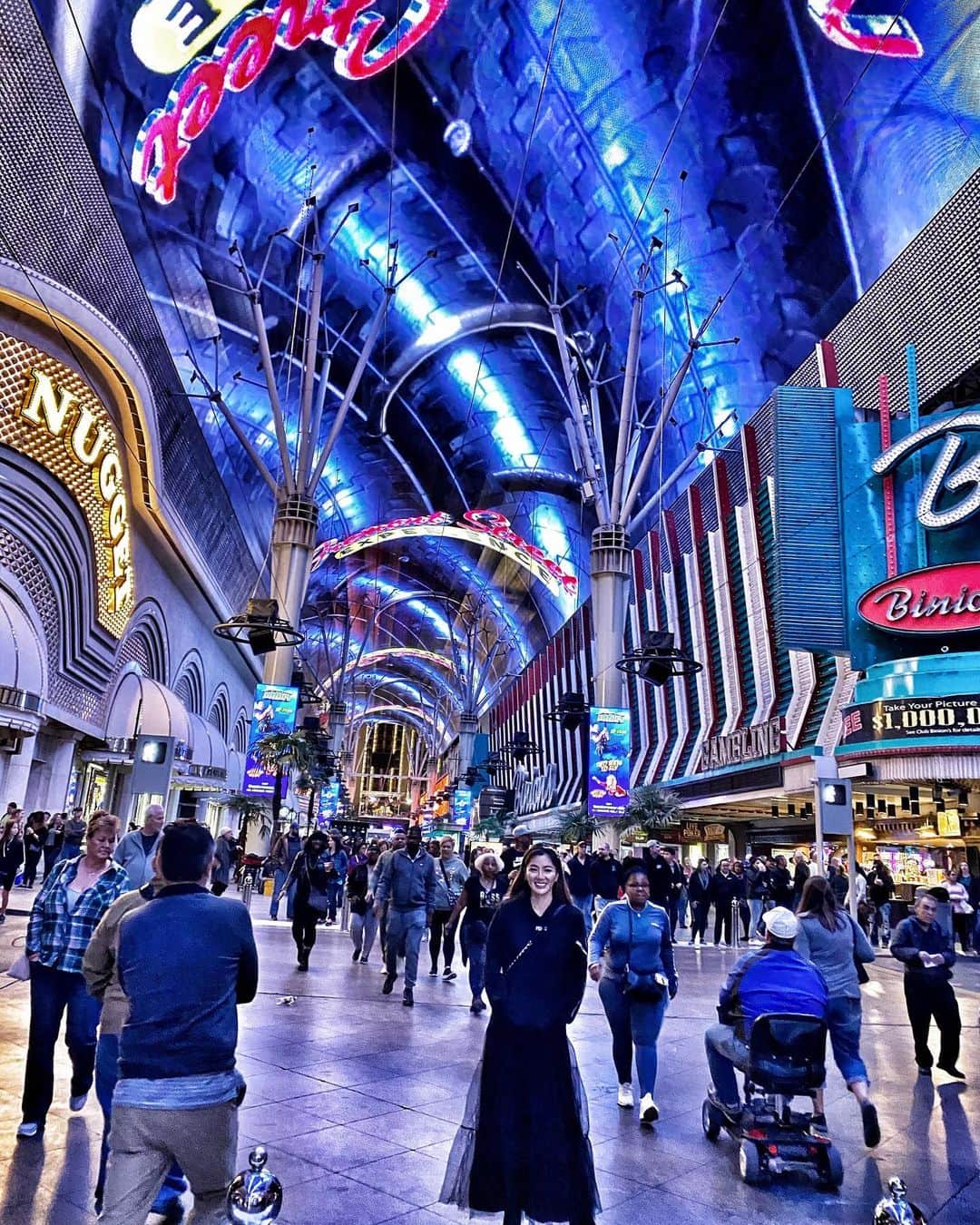 のインスタグラム：「It's nice to come back here again💙💙💙I love Vegas the most💖🎡touch down to Down town ~looks like a huge nite club 🎪🎪🎪 . . . #lasvegas #downtown #lasvegasstrip」