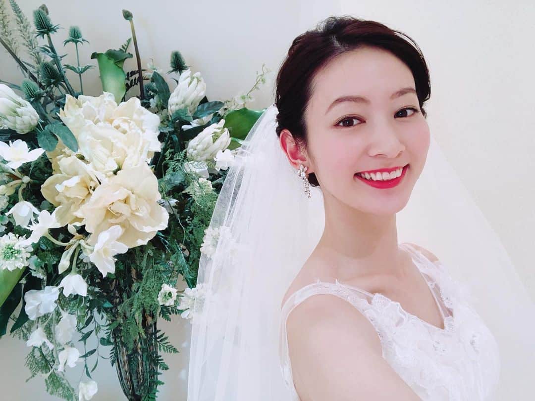 のインスタグラム：「【YouTubeちゃんねる更新】 今回はなんと！ ヒルトン東京ベイの「ブライダルフェア」に大潜入してきました✨ 行けば得するフェア👍 結婚予定の方も、そうでない方も、是非ご覧ください💓 『川辺ちゃんねる』で検索してねー！！ ご協力いただきましたヒルトン東京ベイの皆様、本当にありがとうございました。 （歯ベニしてるのは、気付かなかったことにしておいてください。笑）  #ヒルトン　#ヒルトン東京ベイ　#hilton #ブライダル　#ブライダルフェア　#ウェディング　#ウェディングドレス　#YouTube」
